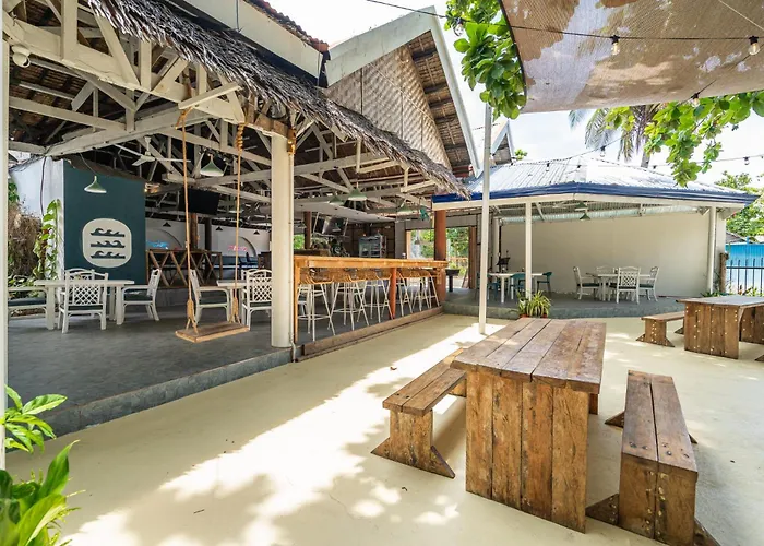 The Shark'S Tail Dive Resort